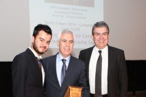 Atat&uuml;rk&ccedil;&uuml; D&uuml;ş&uuml;nce Topluluğu Bozbey'e plaket verdi