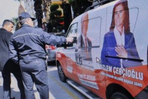 CHP se&ccedil;im aracının lastiklerini kestiler