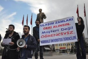 Ulaşım &uuml;cretlerini protesto ettiler