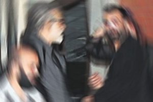 &Uuml;nl&uuml; oyuncu herkesin i&ccedil;in dayak yeyip, hastanelik oldu