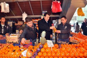 D&uuml;ndar pazarcı tezgahının başına ge&ccedil;ti