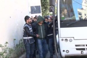 &Ccedil;aldıkları ara&ccedil;ları Suriye'de satan &ccedil;eteye baskın