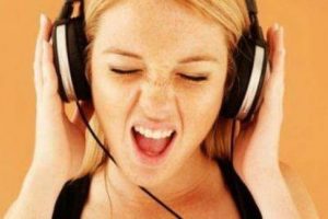 'Kulaklıkla m&uuml;zik dinlemeyin'