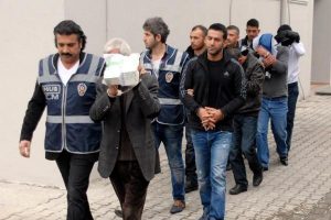 Polisten eş zamanlı uyuşturucu baskını