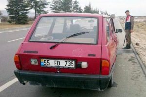 Otomobil ref&uuml;jde &ccedil;alışan kadınlara &ccedil;arptı: 1 &ouml;l&uuml;, 1 yaralı