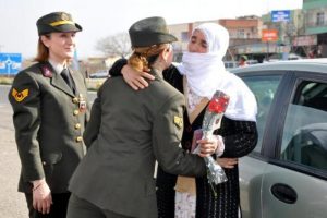 Kadın askerlerden, kadınlara karanfil
