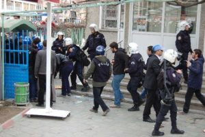 Miting alanına y&uuml;r&uuml;mek isteyen gruba m&uuml;dahale