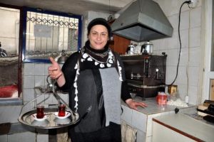 &Ccedil;ocuklarına hem annelik hem babalık yapıyor