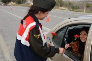 Jandarmadan kadınlara kırmızı karanfil