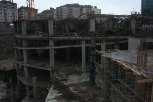 İnşaatın beton kalıpları &ccedil;&ouml;kt&uuml;: 3 yaralı