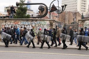 Bosna Hersek'te g&ouml;stericilere polis m&uuml;dahalesi