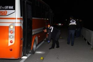 Halk otob&uuml;s&uuml;ne silahlı saldırı: 2 yaralı