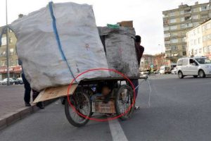 Hem ekmek parasını hem &ccedil;ocuklarını taşıyor