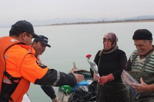 G&ouml;l ortasında &ccedil;i&ccedil;ek aldılar