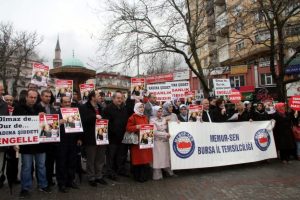 Kadın &ouml;ğretmenlerden şiddete tepki