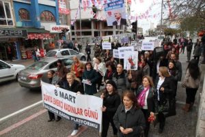 Kadınlar G&uuml;n&uuml;'nde yolsuzluklar unutulmadı