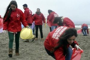 &Uuml;niversite &ouml;ğrencileri sahil temizliği yaptı