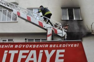 Apartmanda &ccedil;ıkan yangın paniğe neden oldu