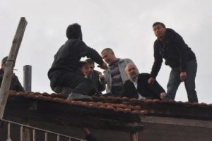 İşsiz baba &ccedil;ocuğuyla intihara kalkıştı