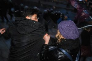Gezi Parkı'nda kadınlarla polisler arasında arbede