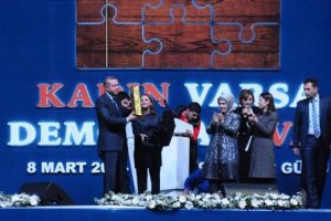 Ayşenur İslam'ın zor anı
