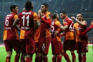 Arena'da karla karışık gol yağdı