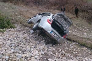 Otomobil 35 metrelik u&ccedil;uruma yuvarlandı