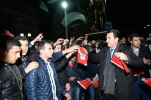 Başkan D&uuml;ndar, askere gidecek gen&ccedil;leri yalnız bırakmadı