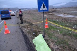 TIR'ın &ccedil;arptığı yaya &ouml;ld&uuml;