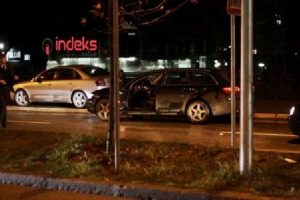 Bakanlık &ouml;n&uuml;nde silahlı &ccedil;atışma: 1 &ouml;l&uuml;, 1 yaralı