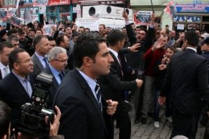 Bozdağ'a hem hoşgeldiniz dedi hem de yuhalattırdı