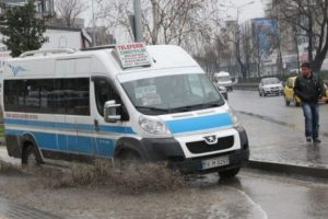 Bursa'da yağış hayatı fel&ccedil; etti