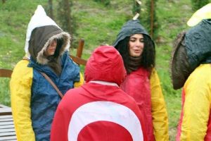 Yağmur altında tahliye bekleyişi
