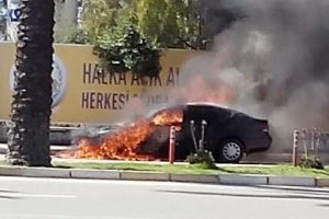 Alev alan otomobil kullanılmaz hale geldi