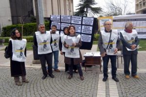 &Ccedil;ocuk cezaevleri i&ccedil;in imza kampanyası