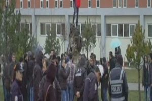 &Ouml;ğrenciler taş ve sopalarla birbirine girdi