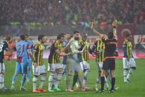 Takımlar statta bekletiliyor