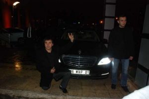 Bah&ccedil;eli'nin aracı &ouml;n&uuml;nde hatıra pozu