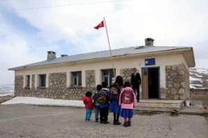 Umut K&ouml;y&uuml;'n&uuml;n 5 &ccedil;ocuğu artık okullu