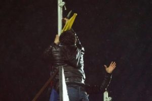 Fenerbah&ccedil;e bayrağı yırtılarak indirildi