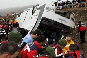 Karab&uuml;k'te 39 yolcunun bulunduğu otob&uuml;s devrildi