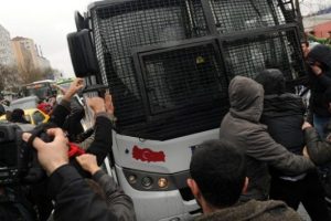 Okmeydanı Hastanesi &ouml;n&uuml;nde olaylar &ccedil;ıktı