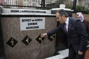 Yaşlılık aylığı ile &ccedil;eşme yaptırdı