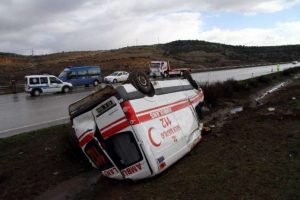 Hasta taşıyan ambulans takla attı: 5 yaralı