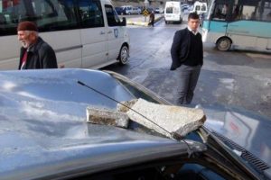 Kopan beton par&ccedil;aları otomobilin &uuml;zerine d&uuml;şt&uuml;