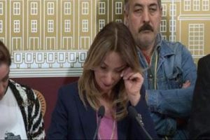 Aylin Nazlıkaya Berkin i&ccedil;in g&ouml;zyaşı d&ouml;kt&uuml;