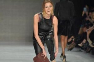 &Ouml;zge Ulusoy'un podyum kazası