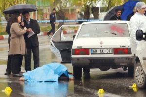 Otomobili tarayıp sigara yaktılar