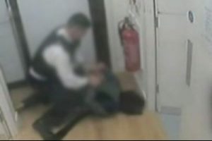 Bu g&ouml;r&uuml;nt&uuml;ye tepki yağıyor! Kadını odaya g&ouml;t&uuml;r&uuml;p...