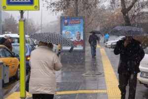 Başkentin tepeleri beyaza b&uuml;r&uuml;nd&uuml;